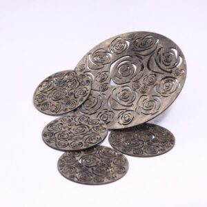 Tassialus, kuumaalus roosidega