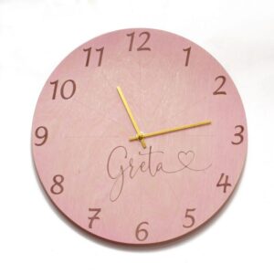 Puidust graveeringuga seinakell