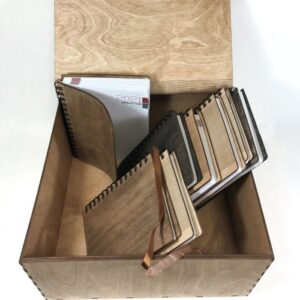 Märkmik puidust kaantega