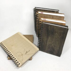 Märkmik puidust kaantega