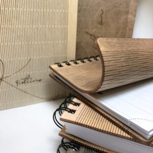 Märkmik puidust kaantega