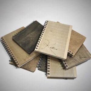 Märkmik puidust kaantega