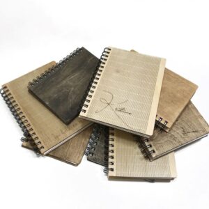 puidust kaantega märkmik