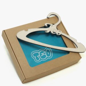 T-särk nimelise riidepuuga